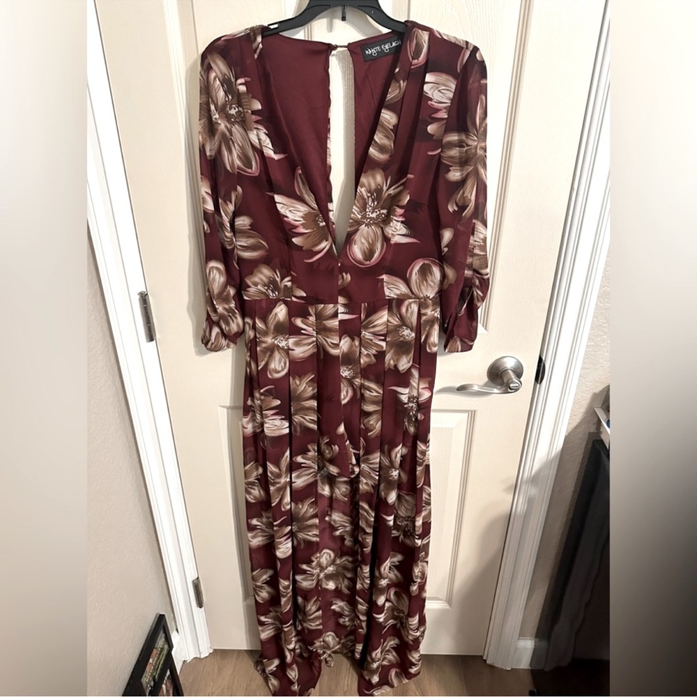 Whyte Eyelash Deep V-Neck Floral Romper 3/4 Sleeve w Train Overlay, Maroon, Sz L